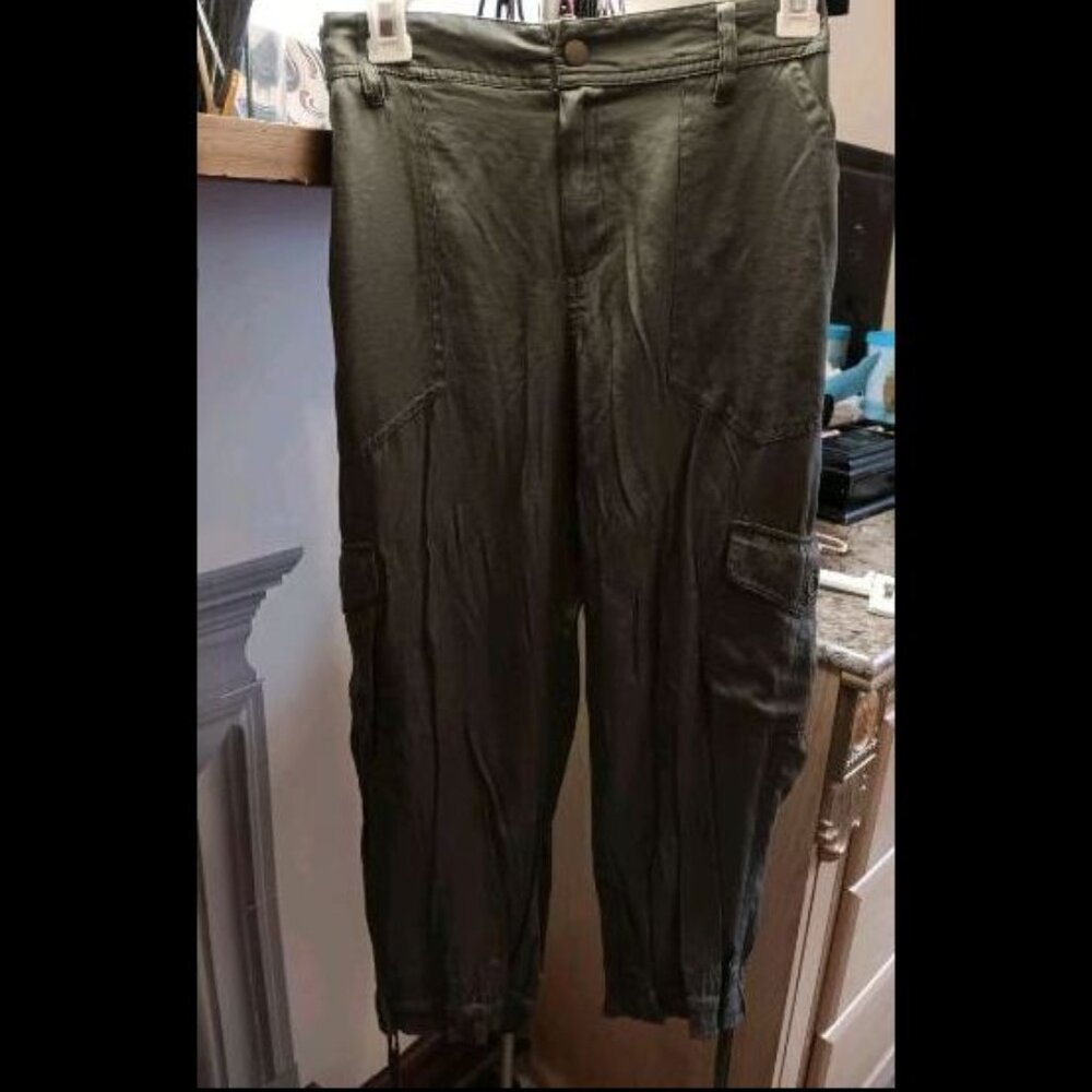 NWOt Vintage Olive Satin-like Rayon and Polyester cargo capris